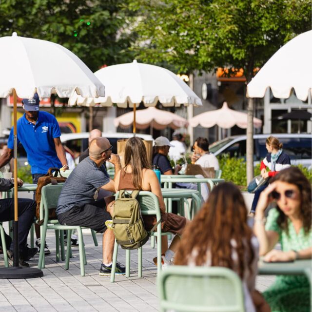 Les aménagements estivaux du square Phillips, au centre-ville de Montréal