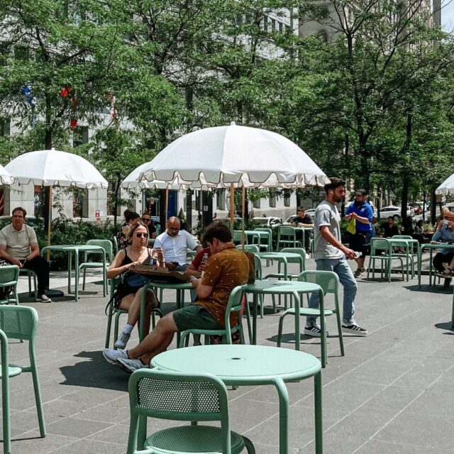 Les aménagements estivaux du square Victoria, au centre-ville de Montréal