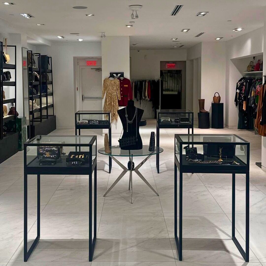 Un magasin de vêtements vu de l'entrée