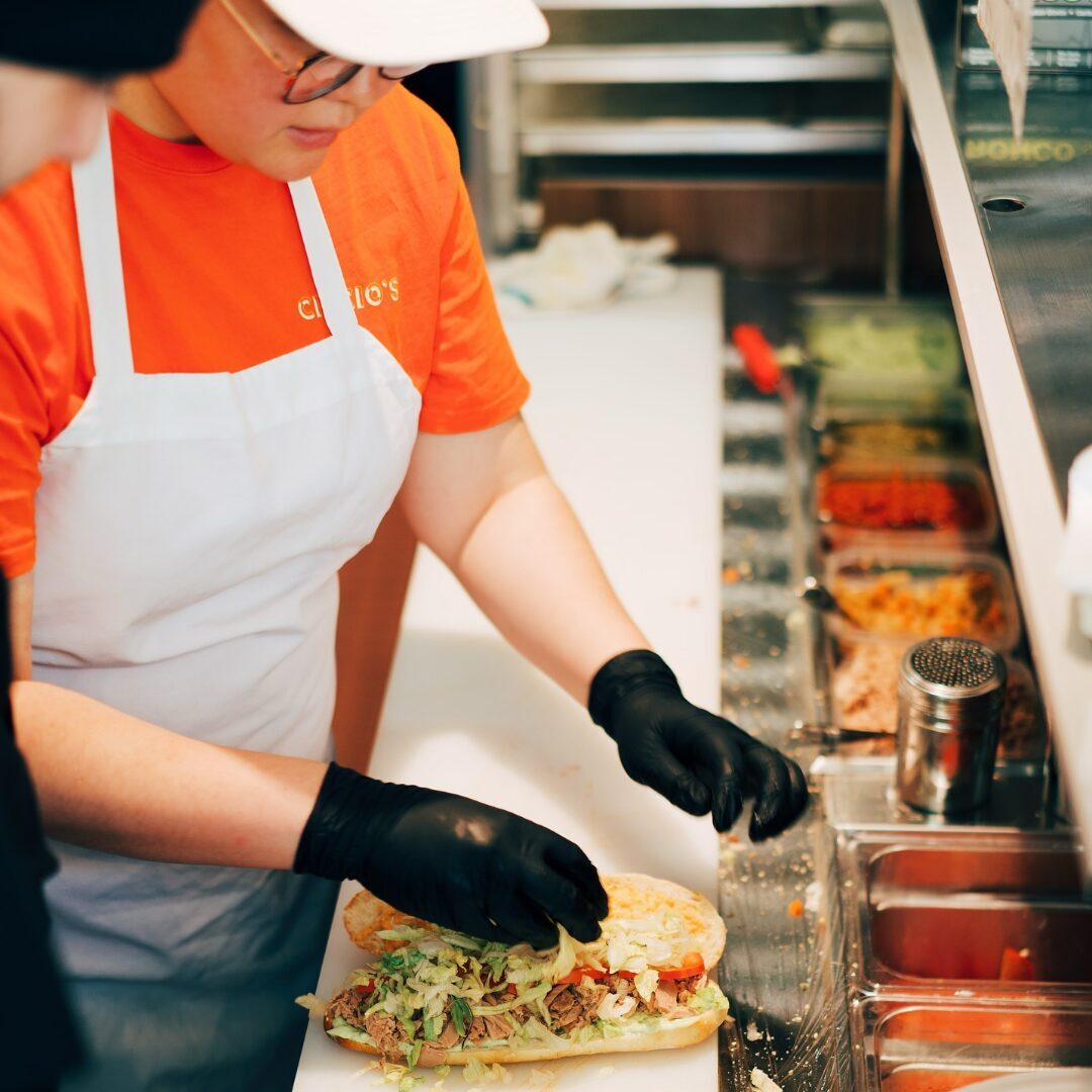 Une femme prépare un sandwich