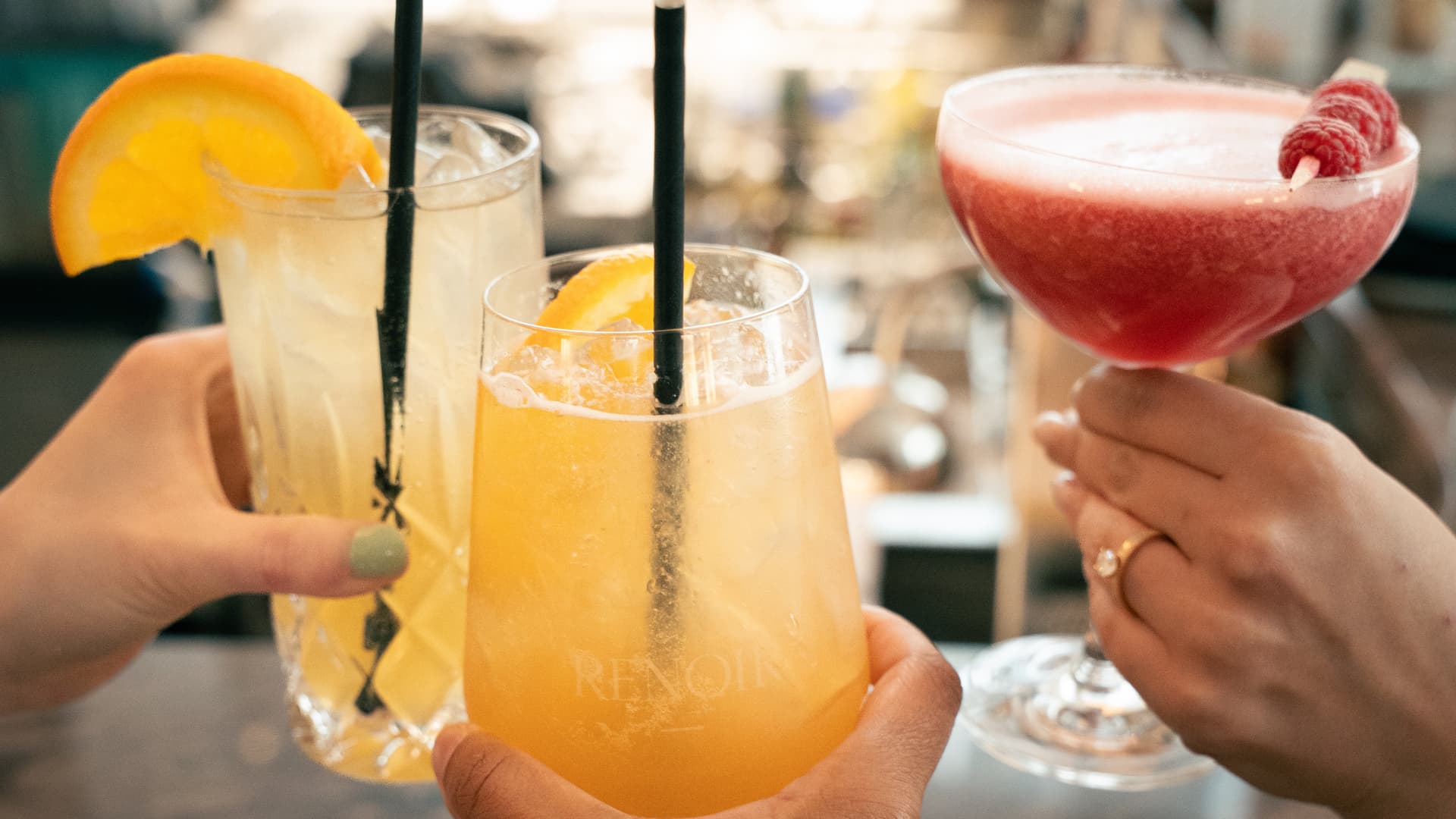 3 verres à cocktails au dessus du bar