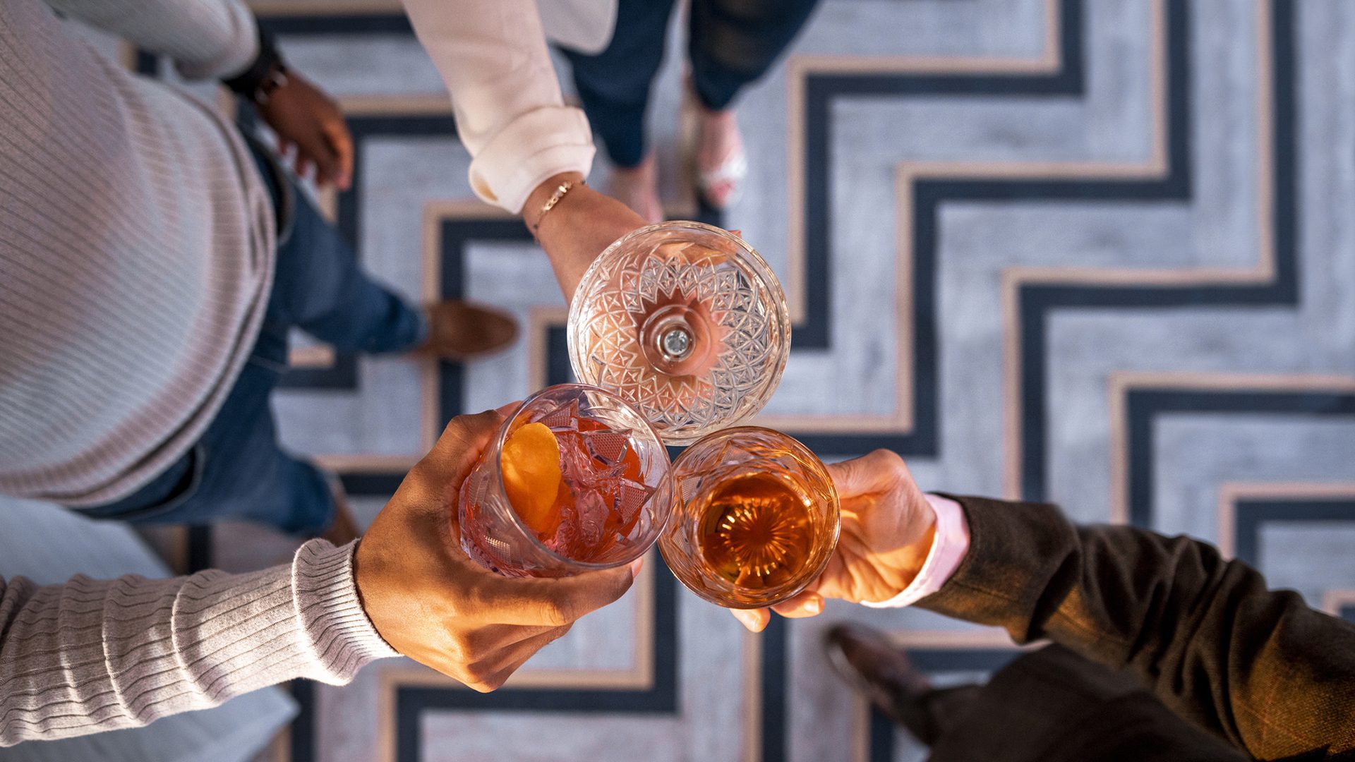 Trois verres à cocktails portés pour un toast vu du dessus