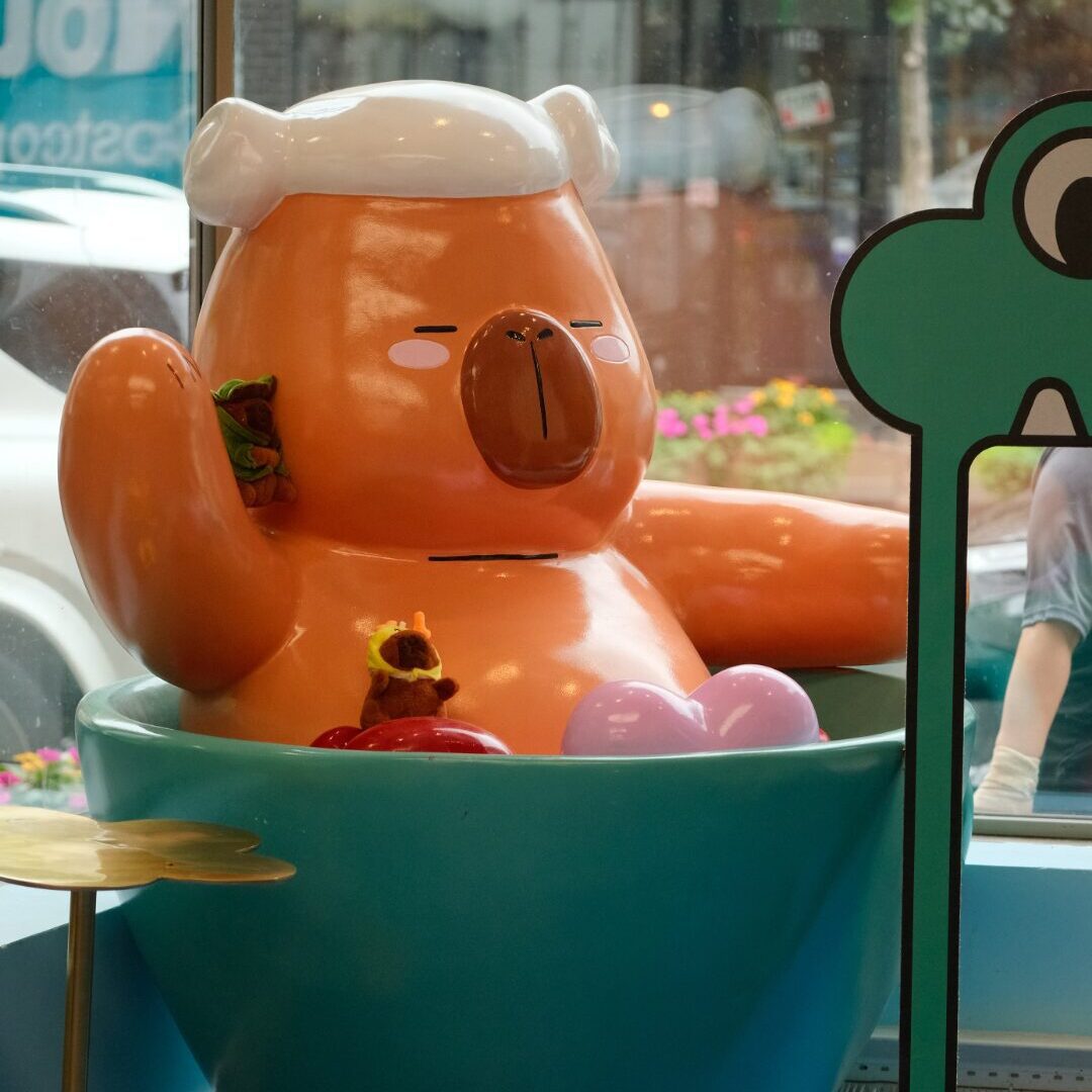 Une statue de capybara dans un café