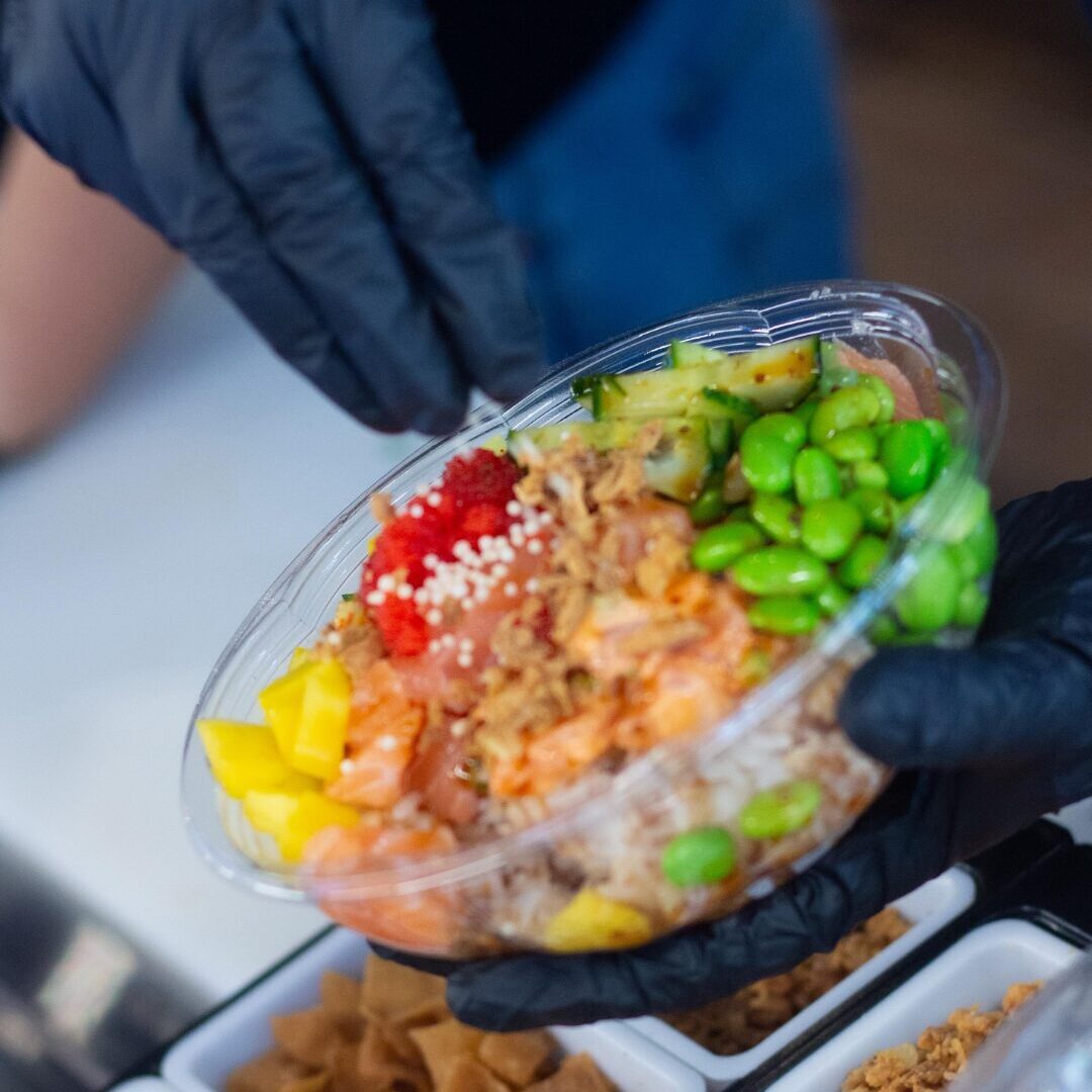 Un pokebowl dans une main