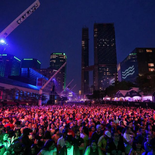 Concert en plein air au Festival de Jazz de Montréal, centre-ville de nuit