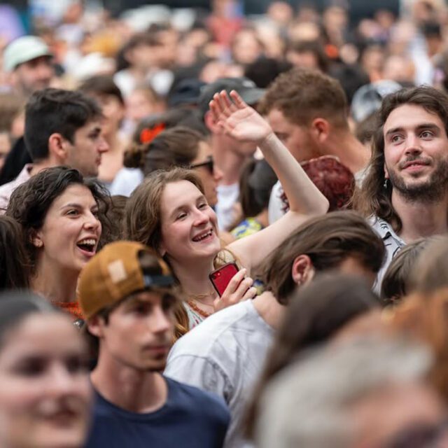 Foule en fête aux Francos de Montréal, ambiance estivale au centre-ville
