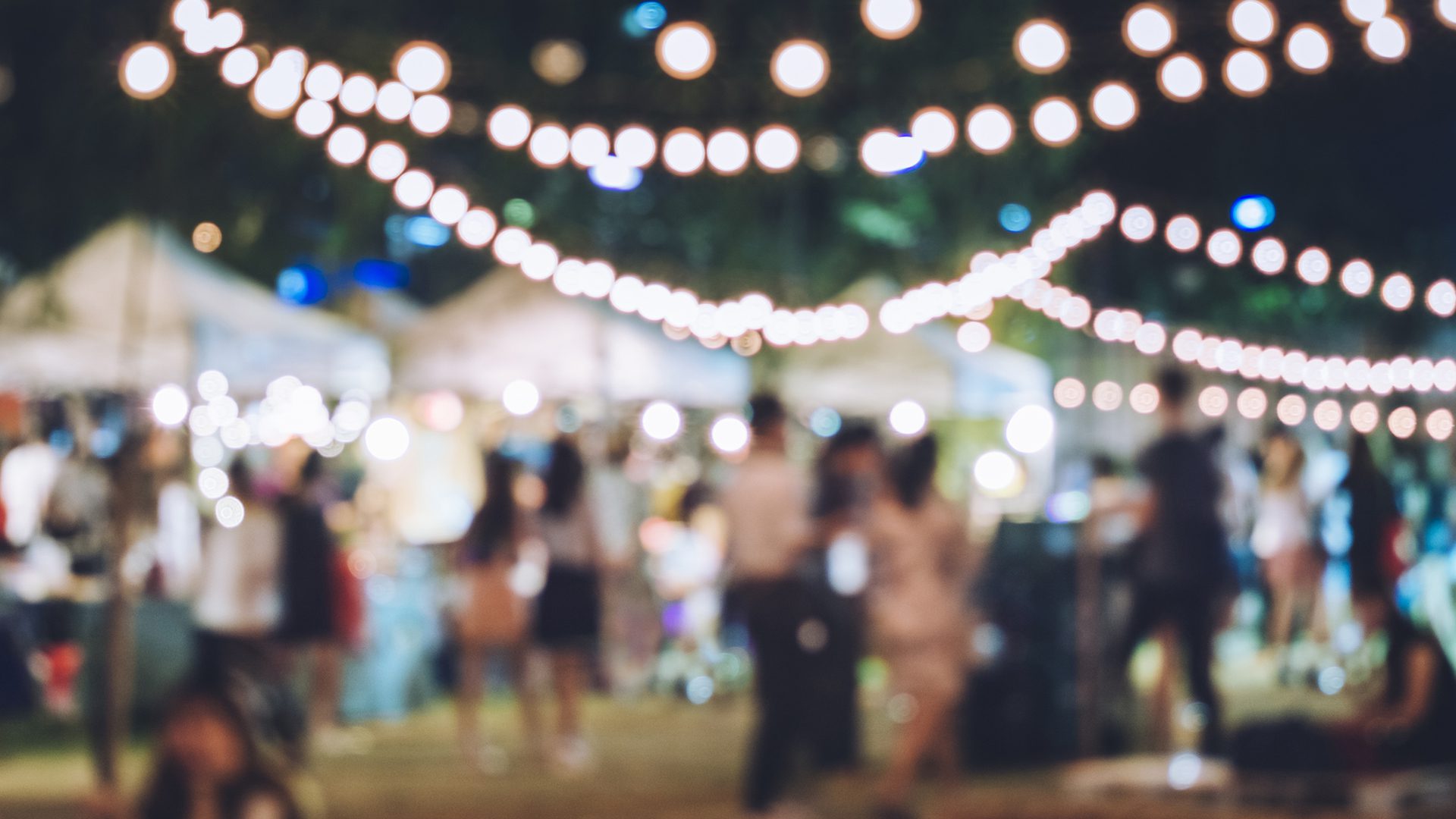 Festival en soirée au centre-ville de Montréal, ambiance d’été