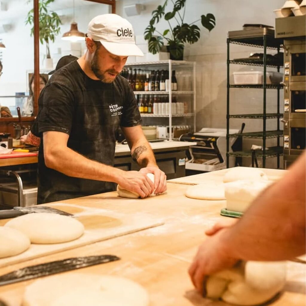 Boulanger pétrissant de la pâte à pain.