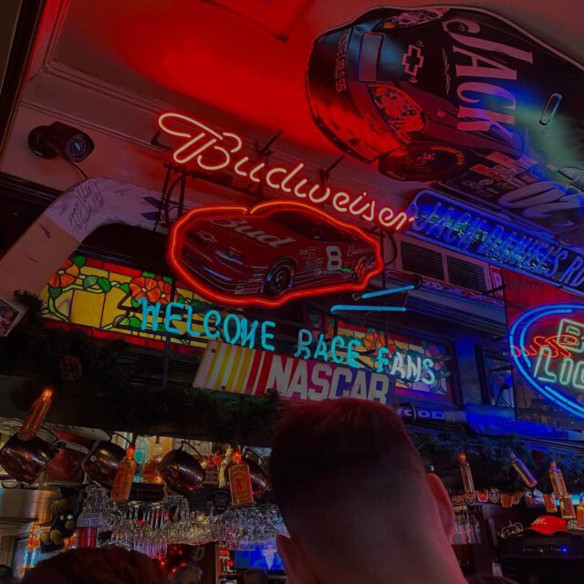 Décor rétro de Ziggy’s Pub avec enseignes lumineuses NASCAR