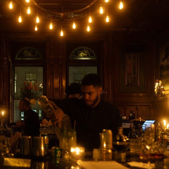 Bar George à Montréal avec barman en pleine préparation