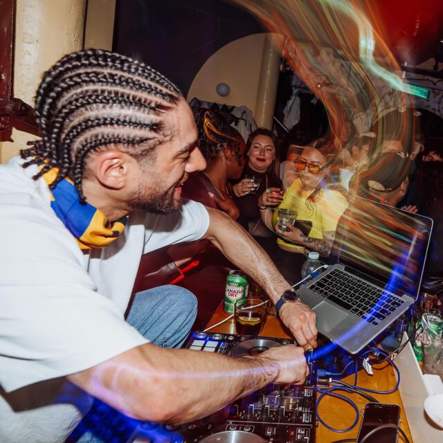 DJ set festif et ambiance électrique au Club Pelicano Montréal