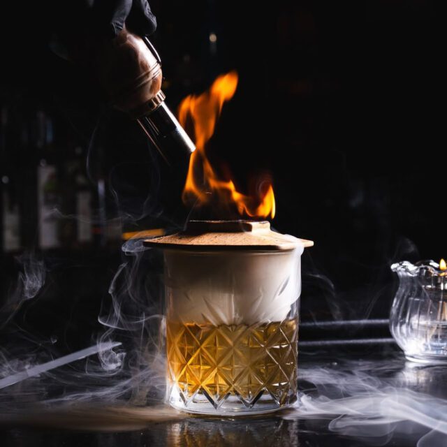 Cocktail flambé spectaculaire au bar Gokudo à Montréal