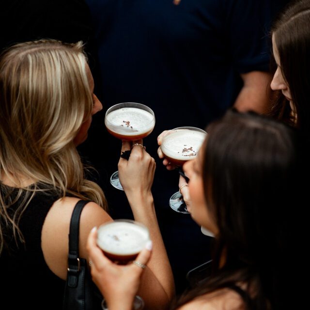 Groupe d’amies trinquant avec des espresso martinis au Cathcart