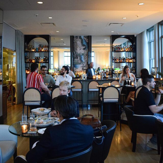 Ambiance chic et cocktails raffinés au bar Le French Line à Montréal