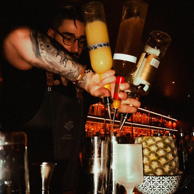 Mixologie créative au Mal Nécessaire avec ambiance tiki urbaine