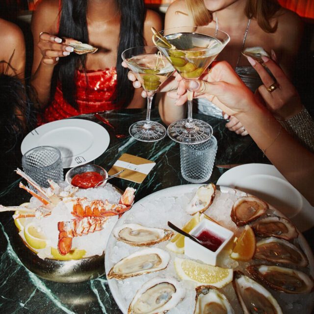 Soirée chic au Marcus Montréal avec cocktails et fruits de mer