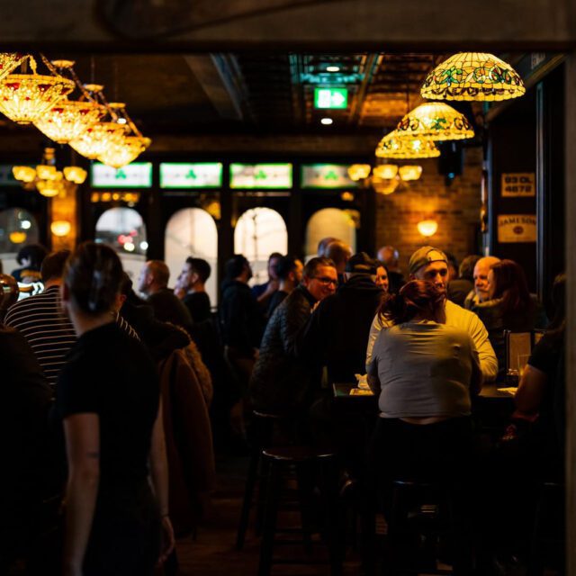 Soirée animée au pub McKibbin’s avec lampes style Tiffany