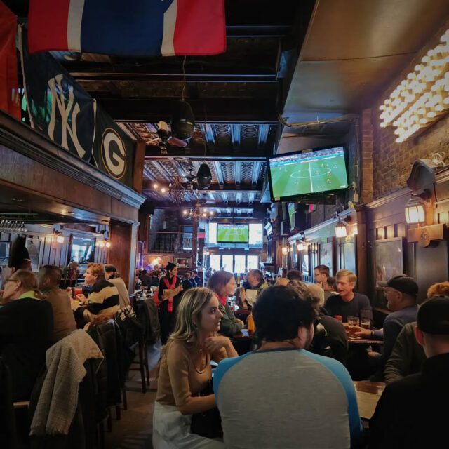Intérieur chaleureux du McLean’s Pub avec écrans de sport