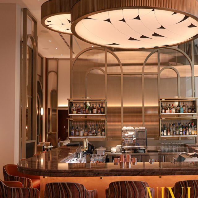 Intérieur art déco du NINI Salon à Cocktails à Montréal