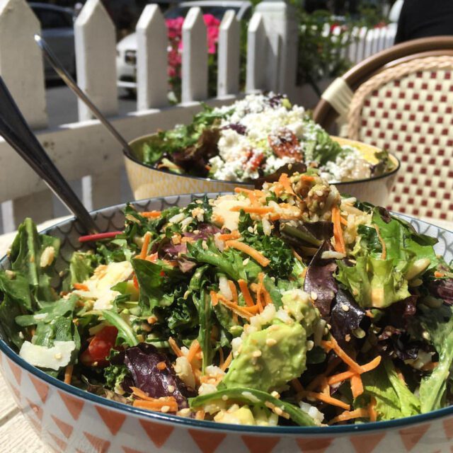 Salades colorées servies sur la terrasse de Mandy’s dans le centre-ville de Montréal