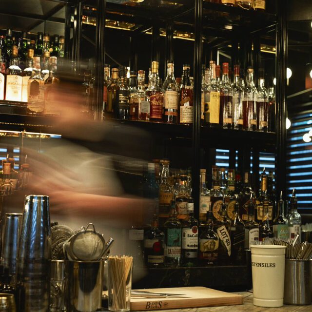 Sélection de spiritueux haut de gamme au Cloakroom Bar Montréal