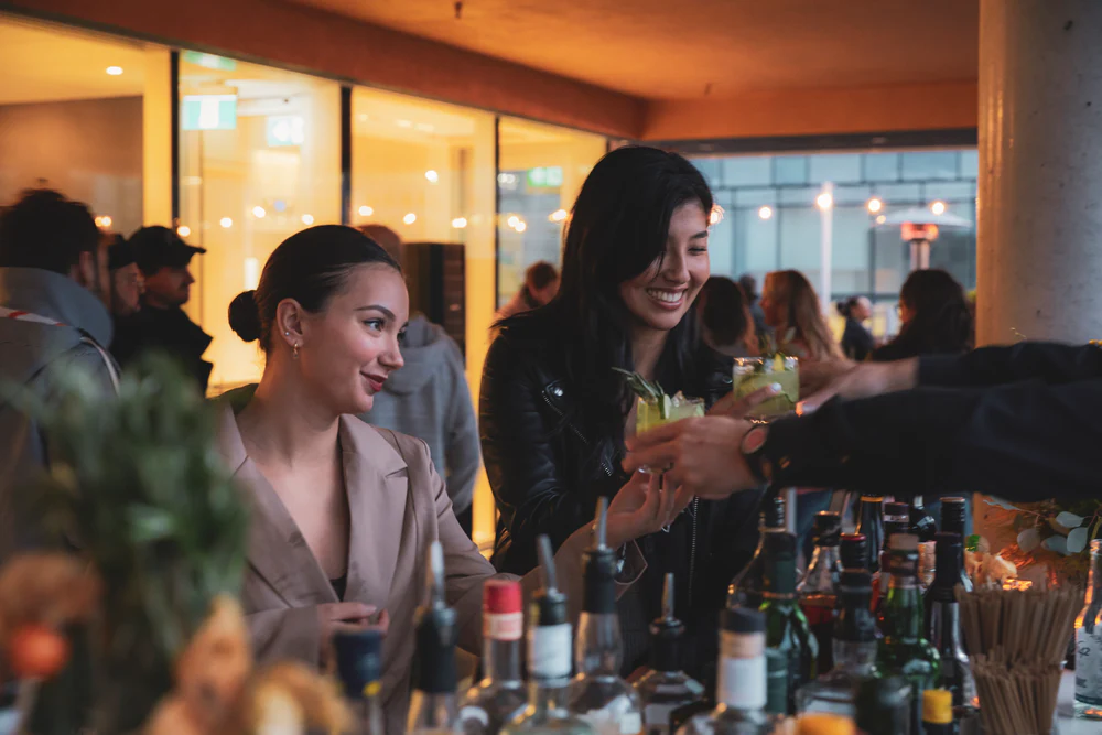 Deux femmes reçoivent un cocktail