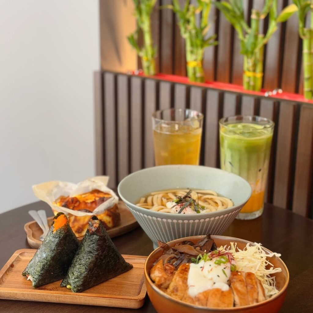 Plats de nouilles et boissons servis au Café Noya.