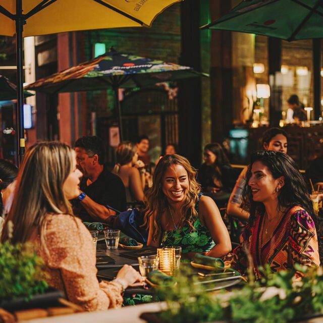 Ambiance festive sur la terrasse du restaurant Chifa au centre-ville de Montréal