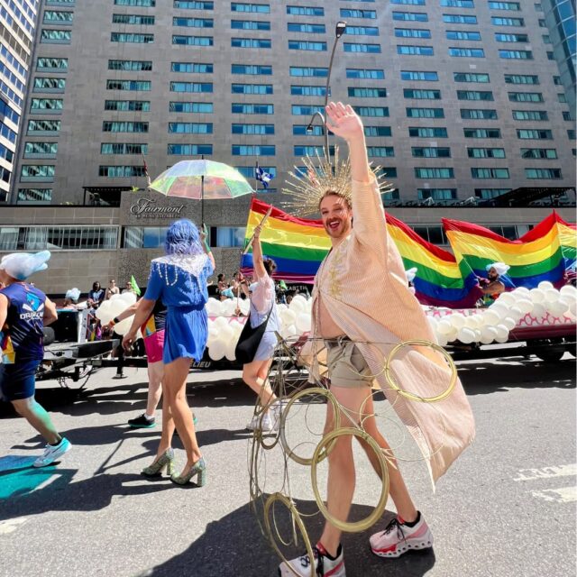 Vue de la rue Sainte-Catherine pendant le Défilé Fierté Montréal, centre-ville de Montréal.