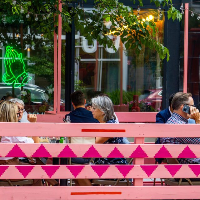 Terrasse colorée du restaurant Escondite au centre-ville de Montréal