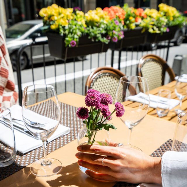 Table en terrasse au Ferreira Café sur la rue Peel à Montréal