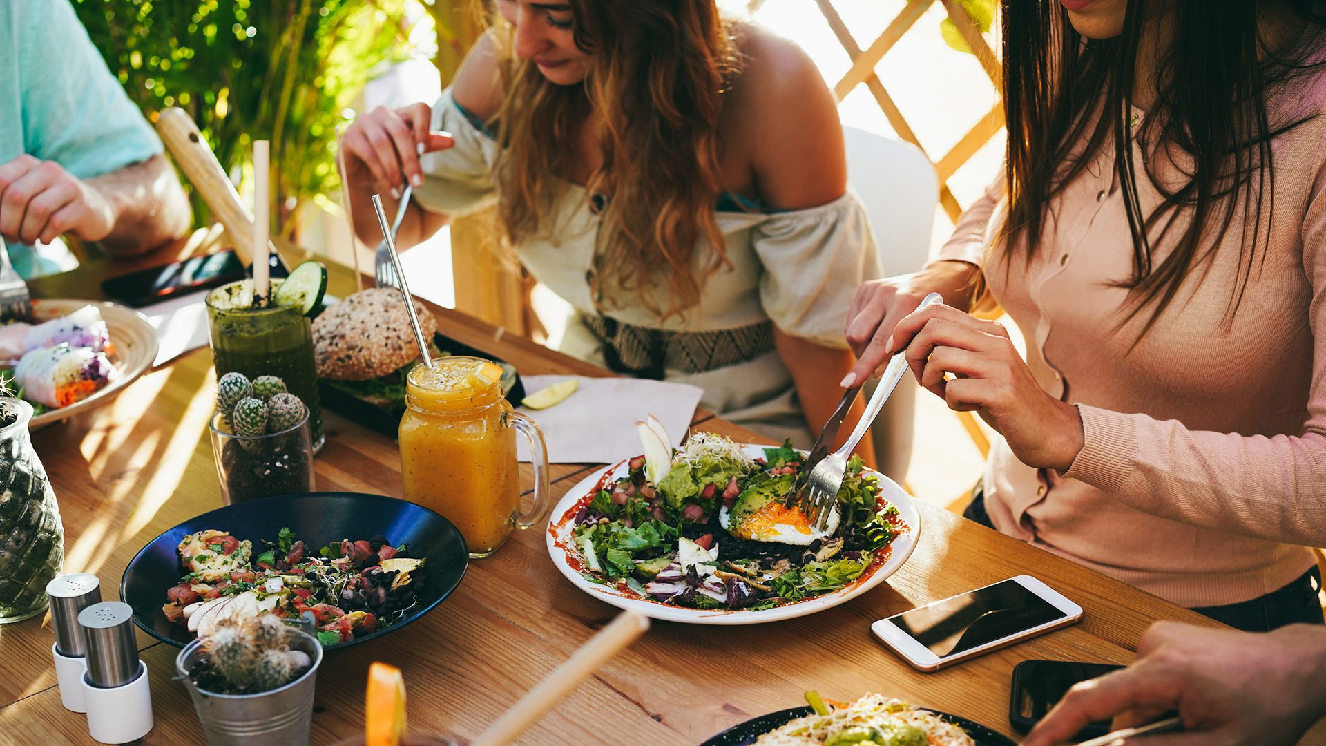 Repas entre amis sur une terrasse au centre-ville de Montréal.