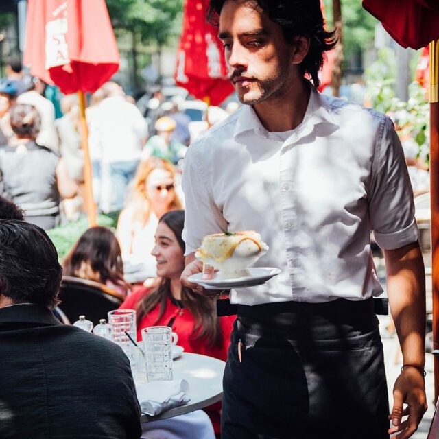 Service en terrasse au Pois Penché au centre-ville de Montréal