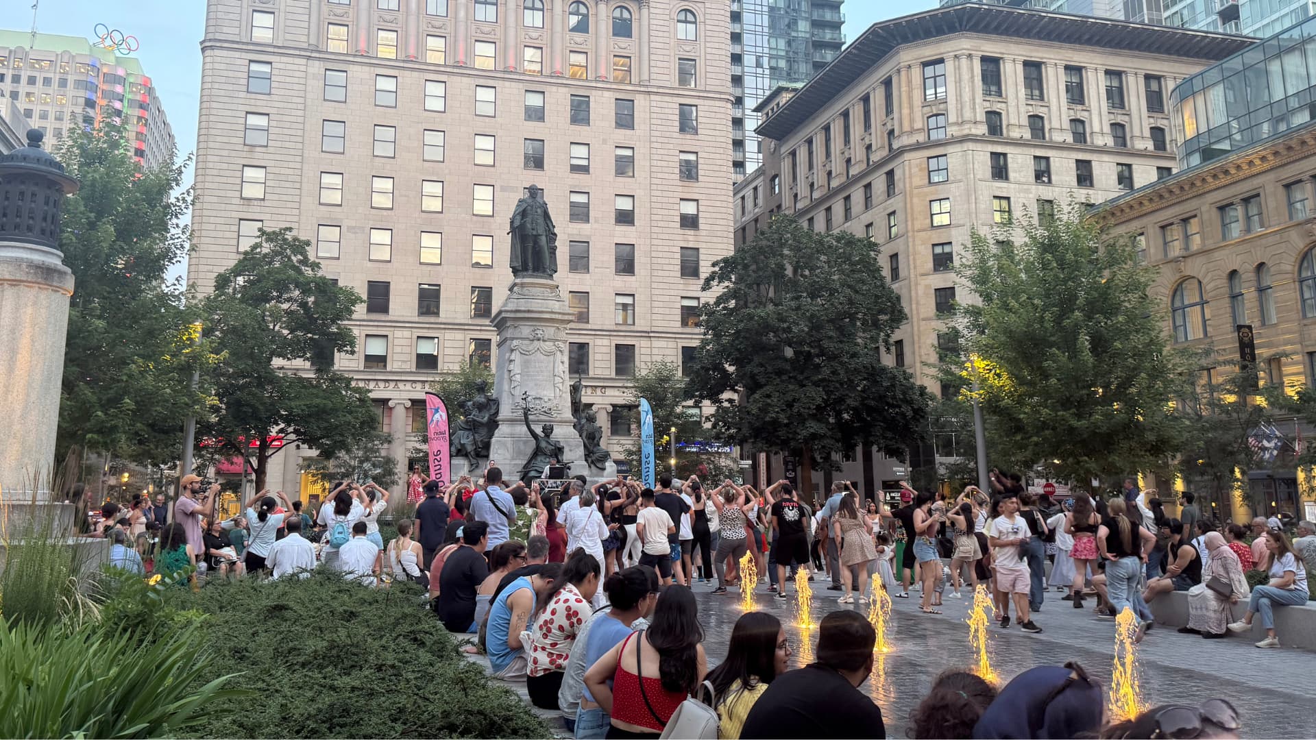 Groupe de danseurs suivant un cours au square Phillips