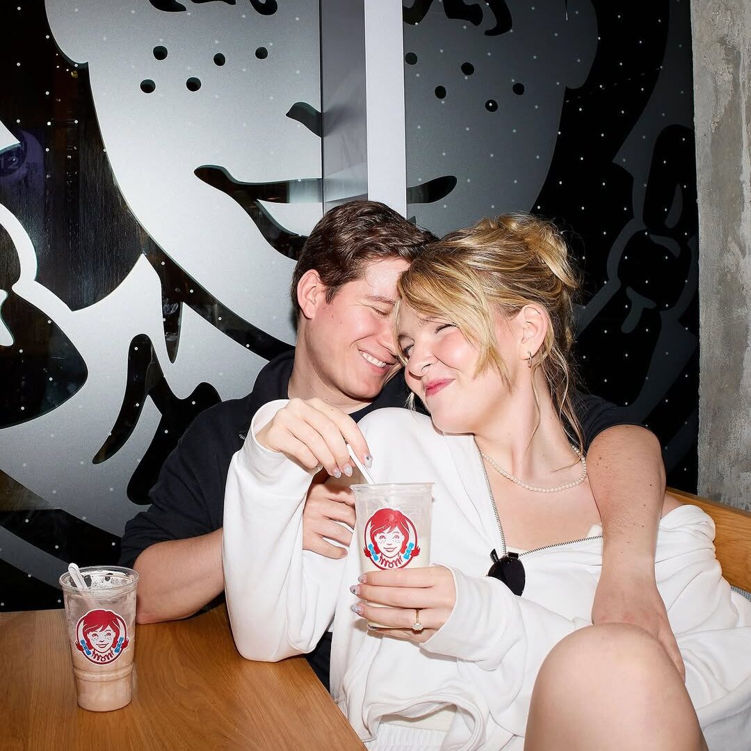 Un couple s'enlace en buvant des boissons glacées du Wendy's