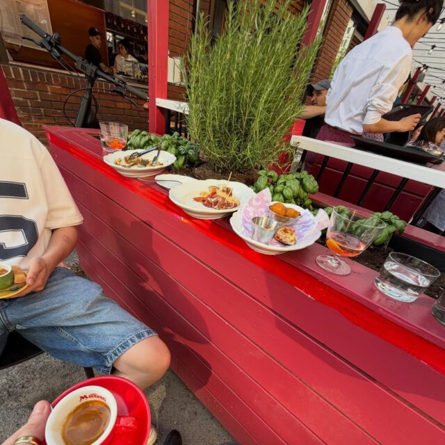 Terrasse animée du Bar Edicola au centre-ville de Montréal