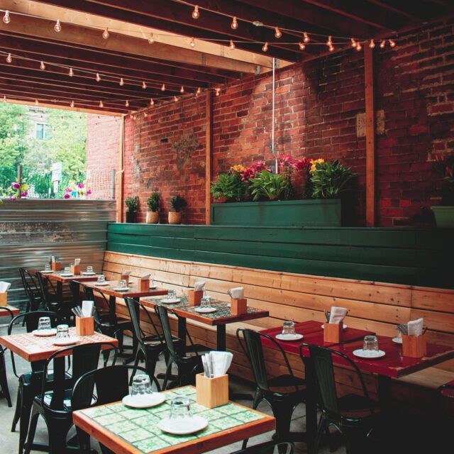 Terrasse colorée d’Escondite à Montréal, style mexicain.