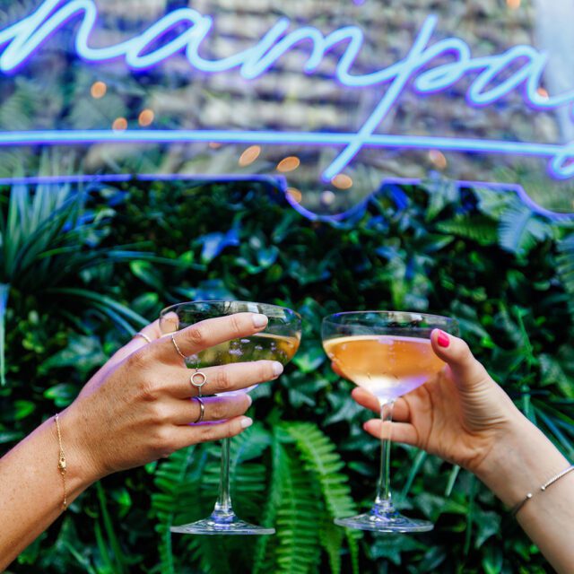 Terrasse élégante du restaurant Le Renoir à Montréal, entourée de verdure.