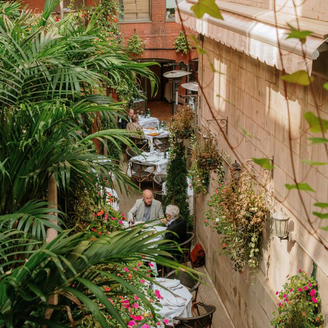 Terrasse fleurie d’Il Cortile à Montréal, ambiance italienne intime.