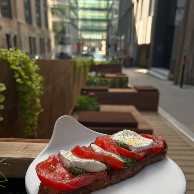 Terrasse urbaine du Café Paperhill à Montréal avec tartine fraîche.