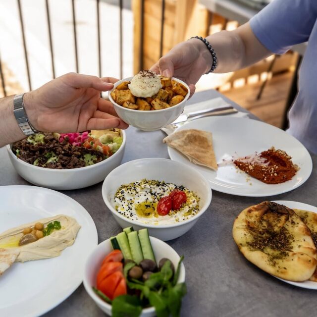 Mezmizz : mezzés et plats libanais sur une table au centre-ville de Montréal