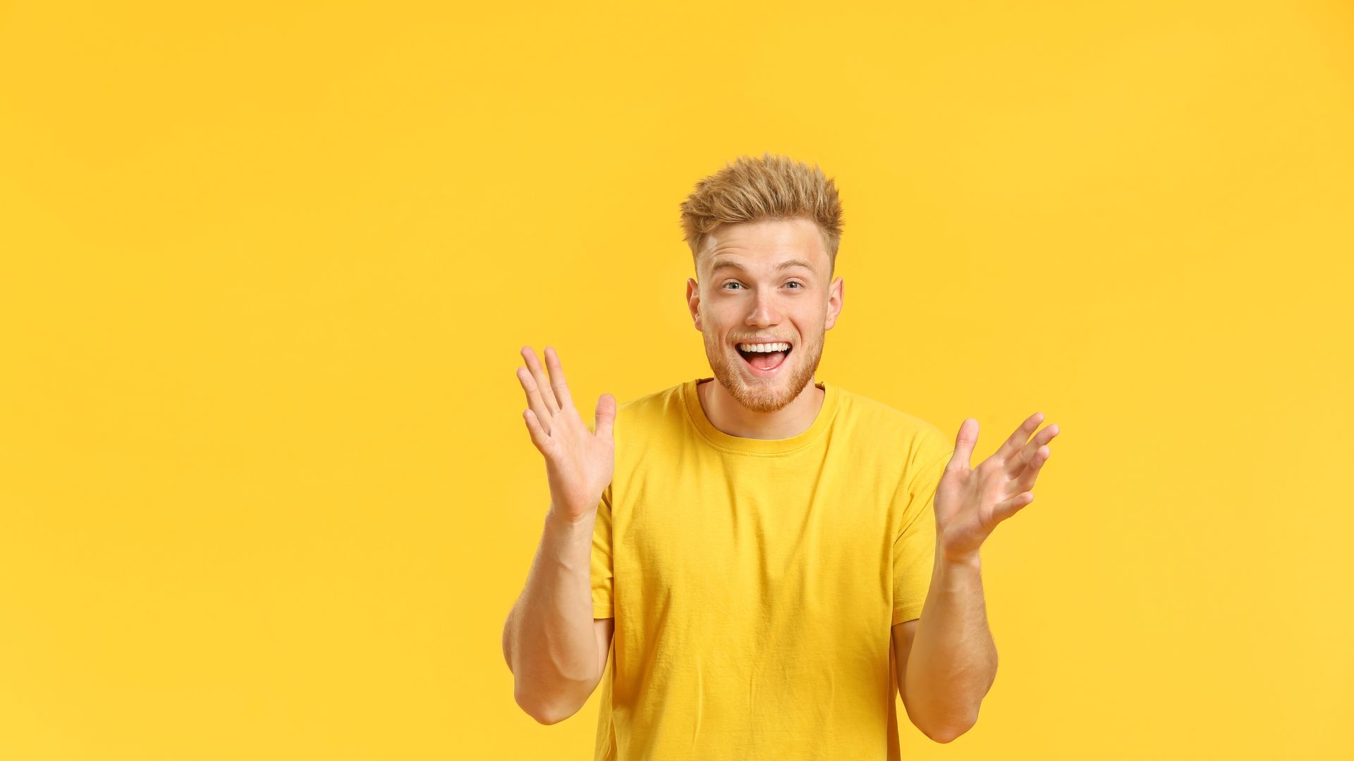 Un homme est content