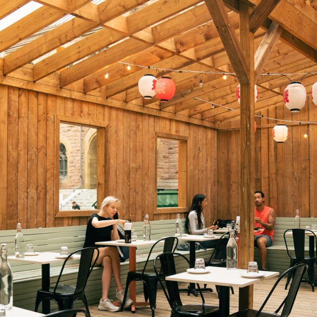 Terrasse intérieure de Biiru à Montréal avec lanternes japonaises.