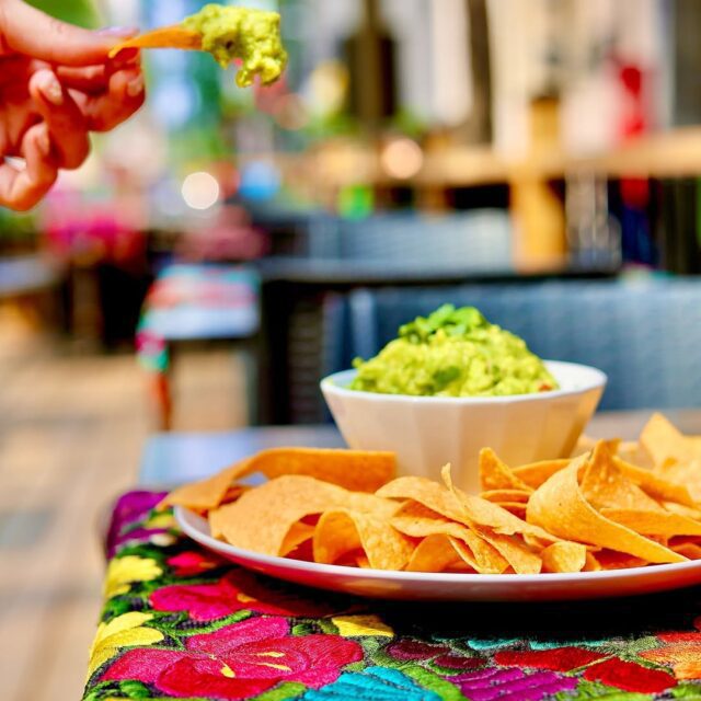 Guacamole et chips sur la terrasse de La Cantina au centre-ville de Montréal