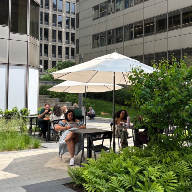 La cour cachée du Café Améa, au centre-ville de Montréal