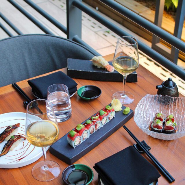 Table de sushi et verres de vin sur la terrasse de Ryu Sushi au centre-ville de Montréal