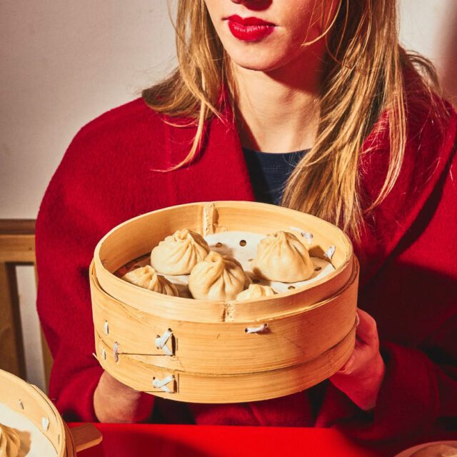 Dumplings servis dans un panier vapeur chez Sammi Soupe Dumpling à Montréal