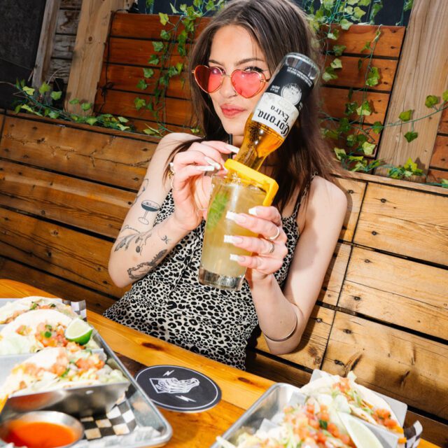 Cocktails et tacos sur la terrasse festive de La Cantina au centre-ville de Montréal