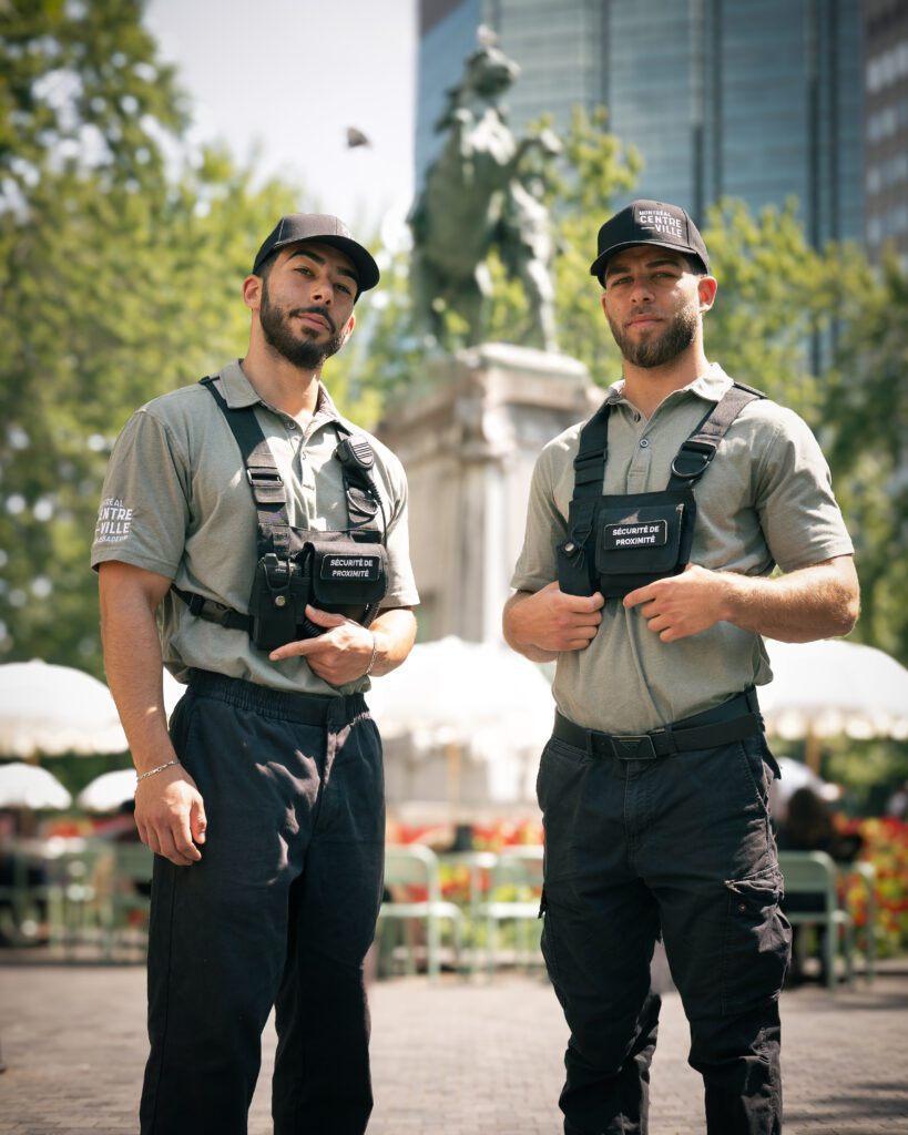 Deux membres de la brigade de sécurité de Montréal centre-ville regardent la caméra.