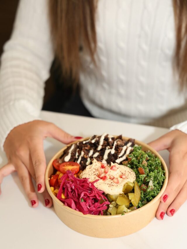 Mains qui tiennent un bol repas